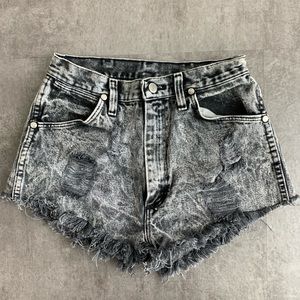 Wrangler Cutoff Shorts in Black Acid Wash